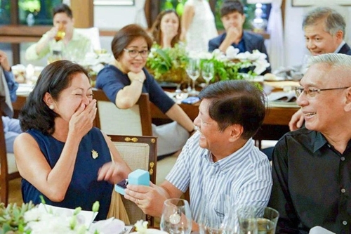 Tổng thống Philippines cầu hôn vợ thêm một lần nữa